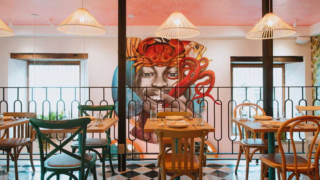 Mezzanine d'un restaurant créée par un architecte d'interieur sur la côte basque