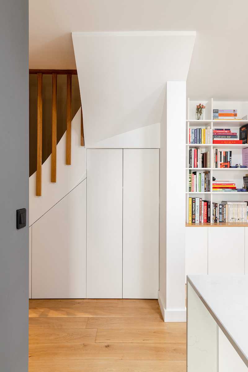 Rénovation intérieure d'un duplex de 78m² - escalier menant à l'étage avec aménagement d'un placard