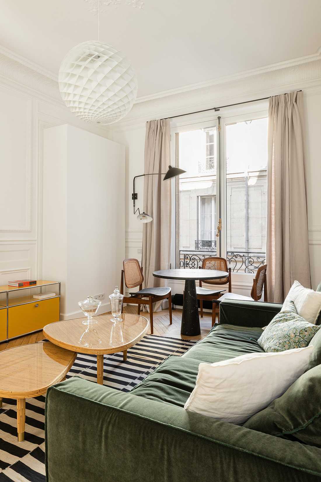 Canapé du salon d'un appartement familial haussmannien